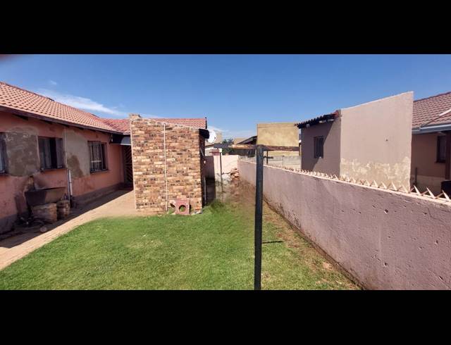 4 BEDROOM FREEHOLD FOR SALE IN LEACHVILLE EXT 2